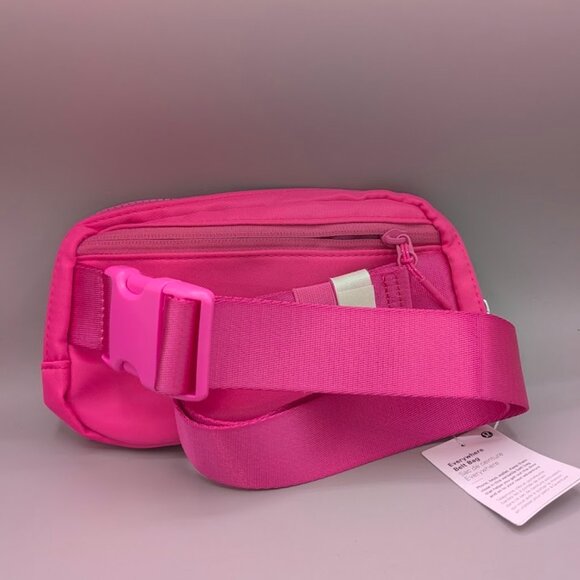 Lululemon Everywhere Belt Bag 2L SONIC PINK New With WHITE LOGO - Picture 2 of 3